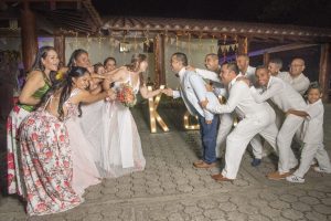 fotografia grupal de las amistades de los novios divirtiendose en la boda