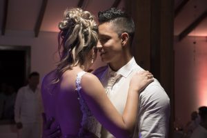 Novios bailan en la boda
